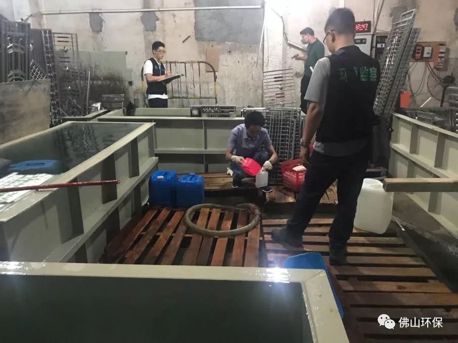 監(jiān)測(cè)人員進(jìn)行現(xiàn)場(chǎng)采樣 監(jiān)測(cè)人員進(jìn)行現(xiàn)場(chǎng)采樣