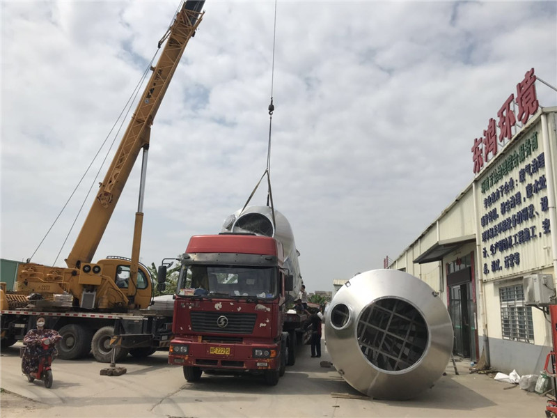 第二車(chē)吊裝噴淋塔 第二車(chē)吊裝噴淋塔